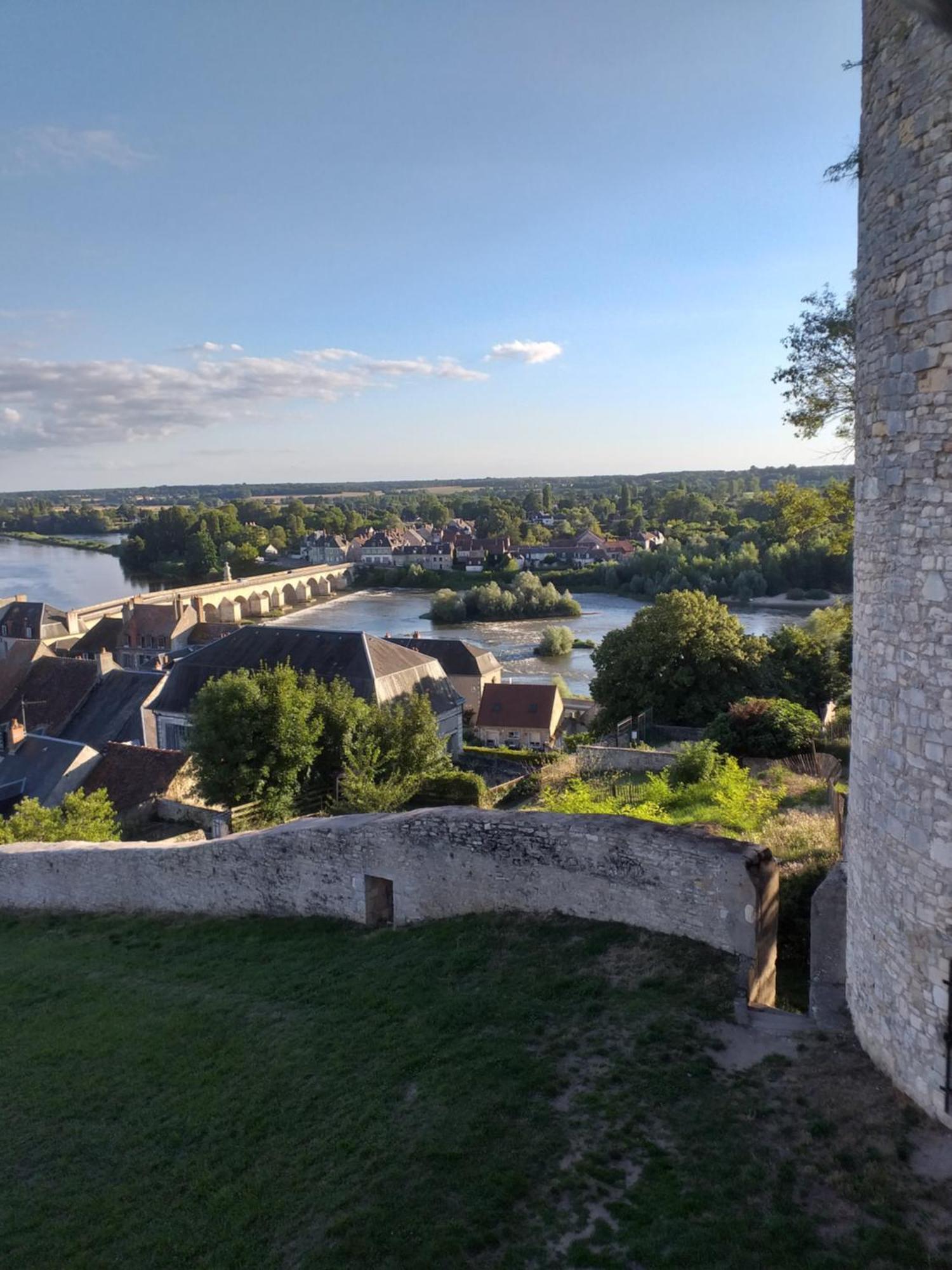 La Cour Du Chateau La Charite-sur-Loire Exterior photo