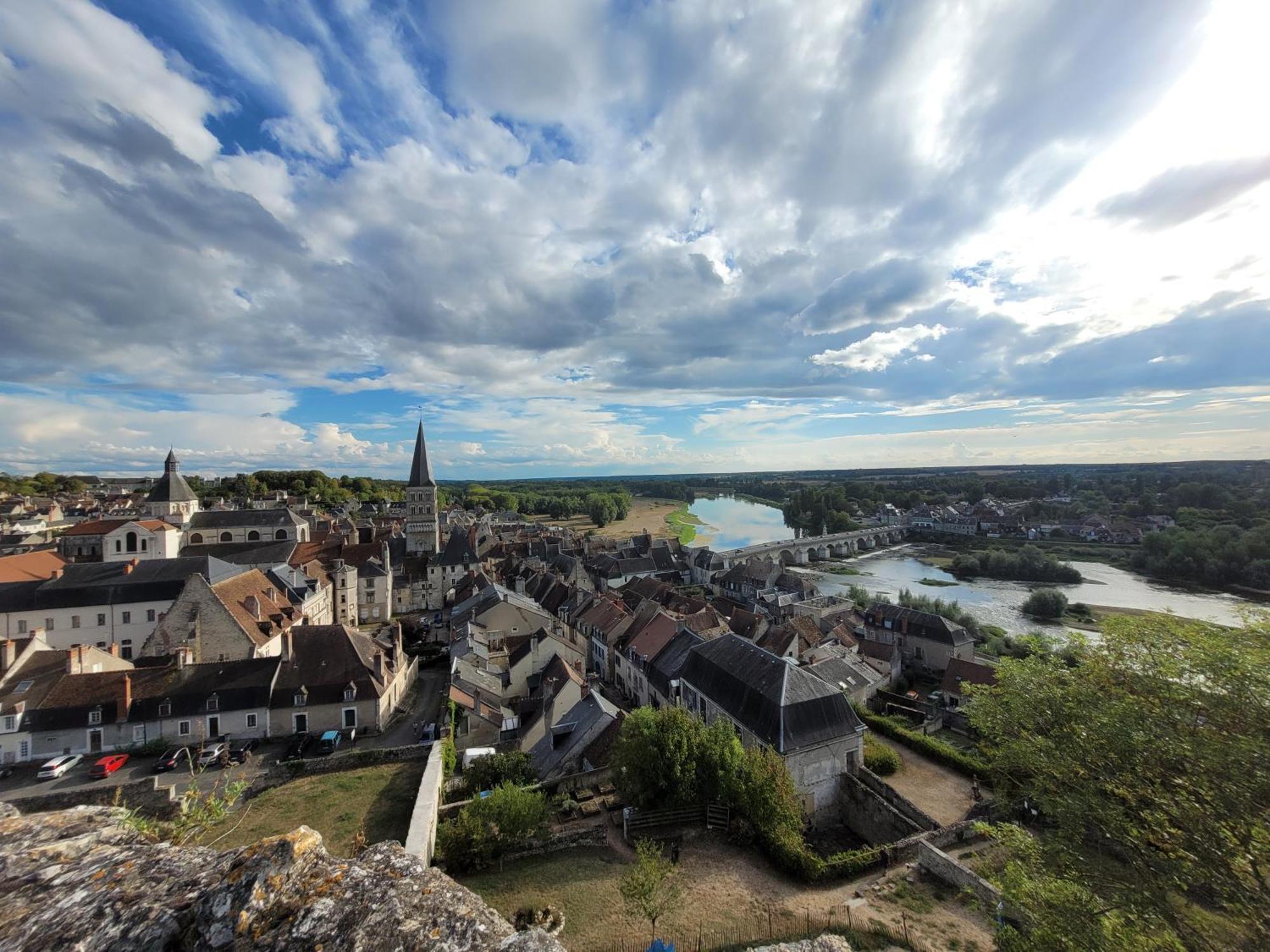 La Cour Du Chateau La Charite-sur-Loire Exterior photo